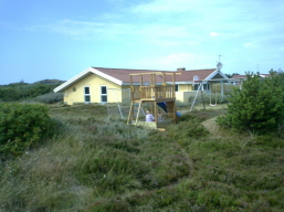 Spielplatz mit Kletterturm und Rutsche